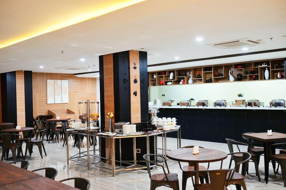 Verse Luxe Hotel Wahid Hasyim Jakarta Buitenkant foto